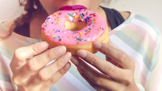 Wie viel Zucker ist täglich üblich? Ein Experte erklärt Risiken, typische Anzeichen und Folgen für die Gesundheit.