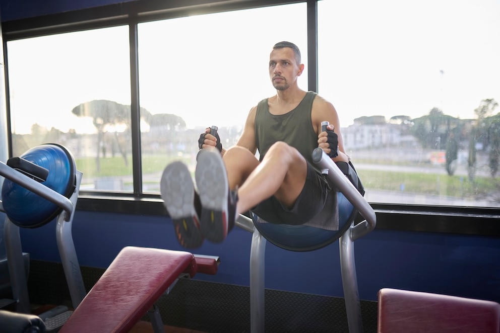 Sie k&ouml;nnen die Leg Raises auch an einer Dip-Station  oder &ndash; wie es im Englischen hei&szlig;t &ndash; am &bdquo;Captain&rsquo;s Chair&ldquo; ausf&uuml;hren