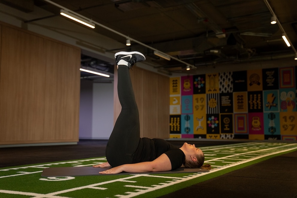 FITBOOK-Redakteurin Sophie Br&uuml;nke f&uuml;hrt Leg Raises vor
