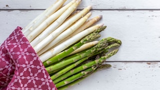 Spargel enthält Asparagusinsäure was zu dem Geruch des Urins führt.