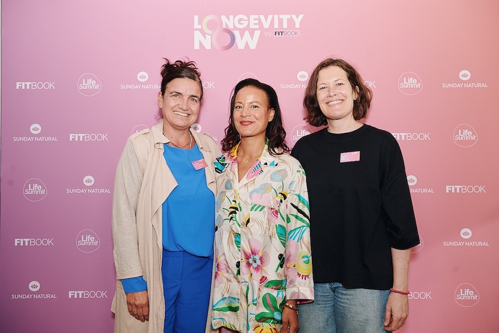 Dr. Helena Orfanos B&ouml;ckel, &Auml;rztin f&uuml;r ganzheitliche Medizin (links), Adaeze Wolf, Ern&auml;hrungsberaterin und Health Coach (Mitte) und Barbara Birke, Sportwissenschaftlerin und Wechseljahre-Expertiin (rechts)