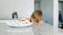 Warum verstecken Kinder Essen? Hinter Bonbonpapier und heimlichem Naschen k&ouml;nnen emotionale Ausl&ouml;ser stecken.