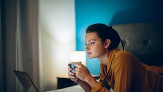 Frau trinkt Kaffee mit Koffein und stört ihren Schlaf
