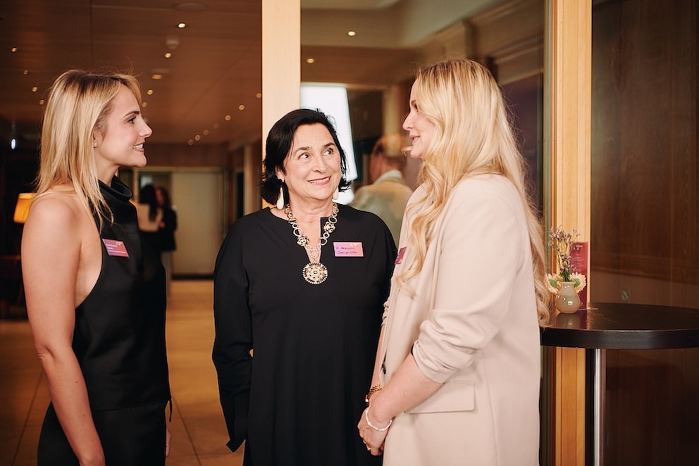 Clara Marlene Schulz, Zahn&auml;rztin (links) und Dr. med. Alexandra Seeligm&uuml;ller-Schulz, Fach&auml;rztin f&uuml;r Psychiatrie und Psychotherapie (Mitte) und Julia Knecht, Senior Product &amp; Business Manager Axel Springer (rechts)