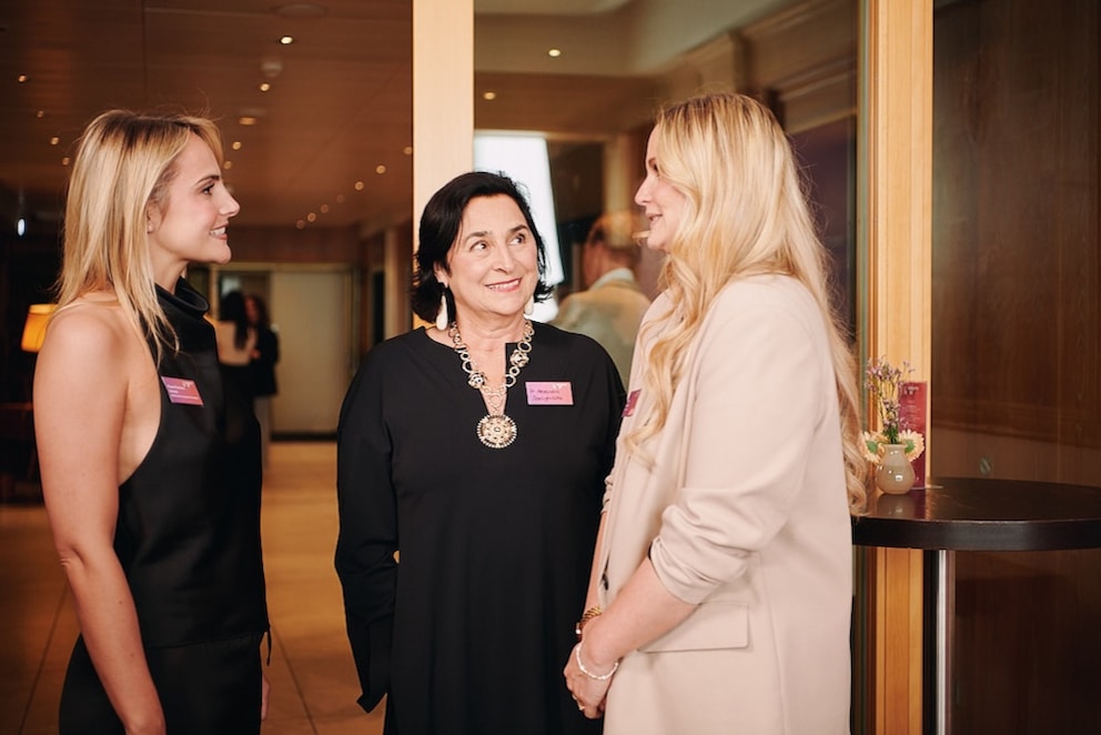 Clara Marlene Schulz, dentist (left) and Dr. med. Alexandra Seeligmüller-Schulz, specialist in psychiatry and psychotherapy (center) and Julia Knecht, Senior Product & Business Manager Axel Springer (right)