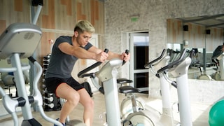 Wer denkt, nur extrem anstrengendes Training sorge für einen Nachbrenneffekt, liegt falsch. Auch moderates Training hat diesen Effekt. Wie lange er anhält, haben Forscher untersucht.