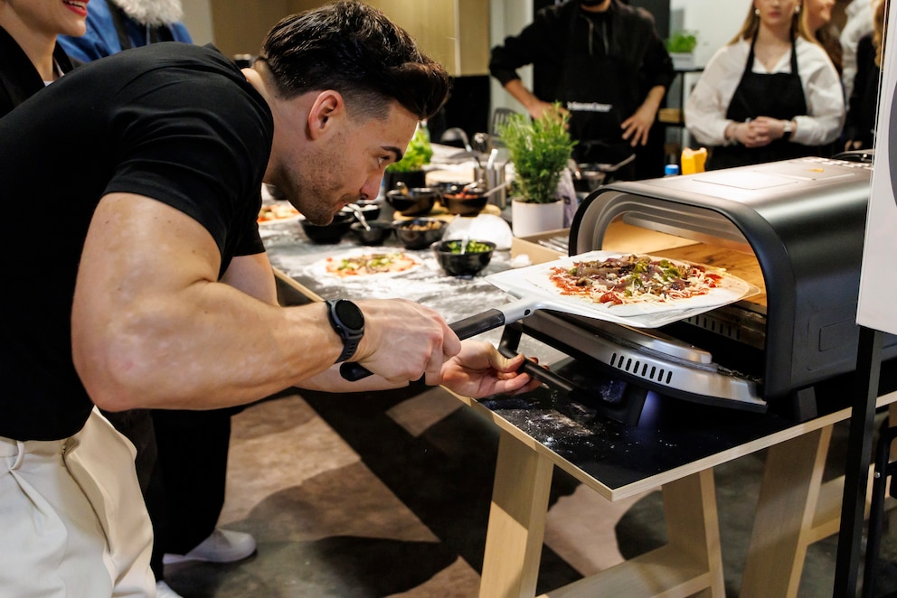 Stefano Zarrella backt Pizza auf dem Event &bdquo;SILVERCREST meets bewusste Ern&auml;hrung&ldquo; in Hamburg.