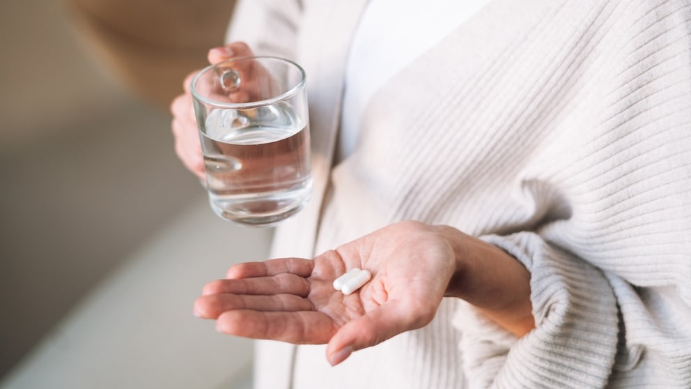 Tabletten in Hand