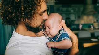 Das Gehirn von Männern verändert sich mit der Vaterschaft. Neue Daten zeigen mögliche Folgen für die Psyche im Alltag.
