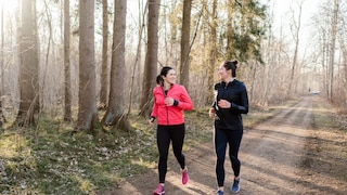 2 frauen laufen