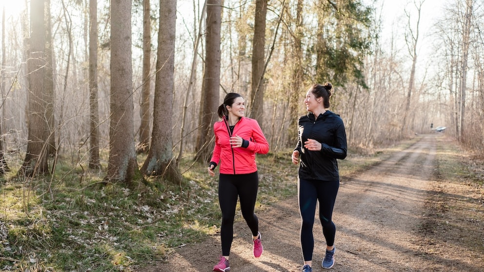 2 frauen laufen