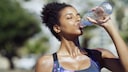 Elektrolyte oder Wasser: Was hilft bei Hitze?