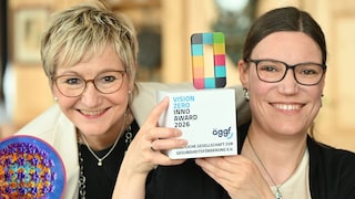 ÄGGF-Geschäftsführerin Angela Hemme und Anne Högemann, Gynäkologin und ÄGGF-Vorstandsmitglied, freuen sich über ihren Vision-Zero-Award