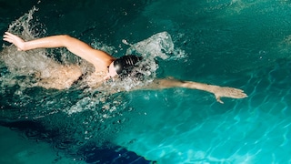 Kraftübungen können die Leistung im Schwimmen unterstützen