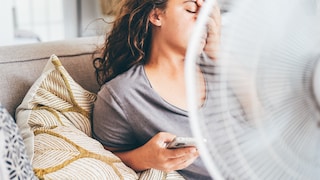 Frau überhitzt vor Ventilator
