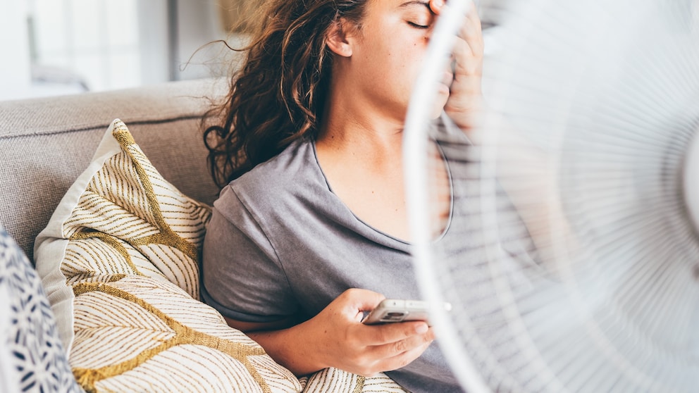 Frau überhitzt vor Ventilator