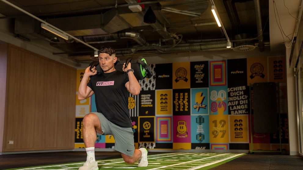 Lunges/Ausfallschritte trainieren den Po sommerfit.