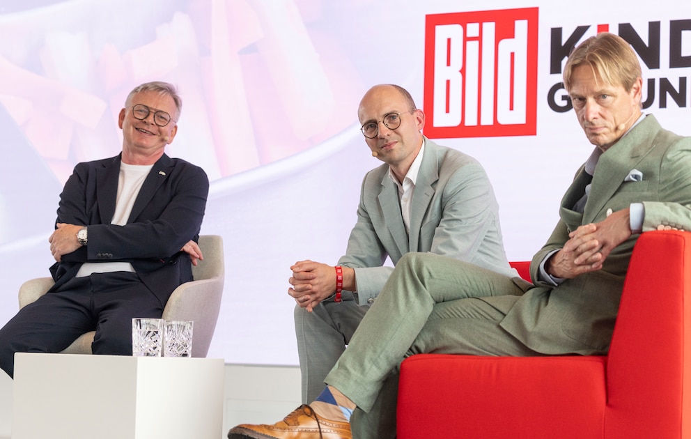 Michael Hubmann, Pr&auml;sident Berufsverband der Kinder- und Jugend (links), Hans Martin Hermann, Lidl Deutschland (mitte) und Andr&eacute; Szymkowiak, Schulleiter St&auml;dtisches Gymnasium K&ouml;ln-Deutz (rechts)
