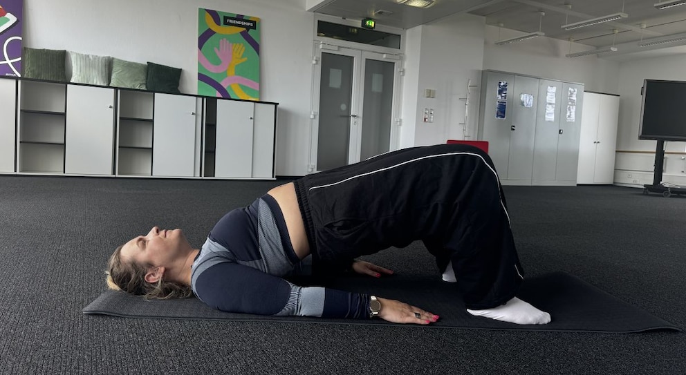 frau macht pilates