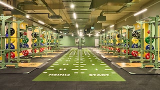 Kurze Wege, klare Zonen: Functional-Fläche mit Track und Racks im Studio Bochum Hofstede.