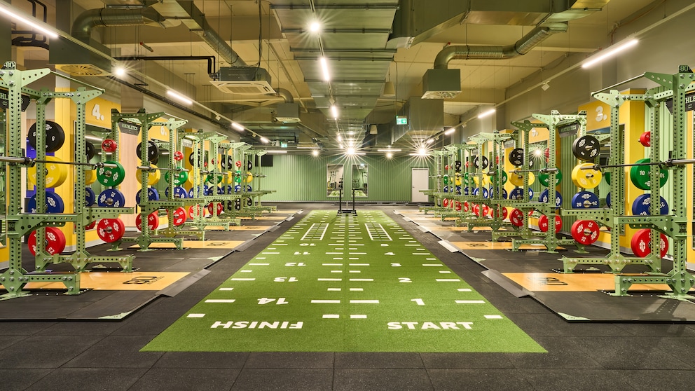 Kurze Wege, klare Zonen: Functional-Fläche mit Track und Racks im Studio Bochum Hofstede.