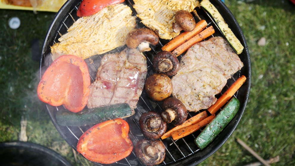 Hitze ist ideal für Keime. Worauf man beim Grillen achten sollte.