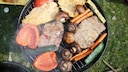 Hitze ist ideal f&uuml;r Keime. Worauf man beim Grillen achten sollte.