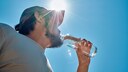 mann trinkt wasser