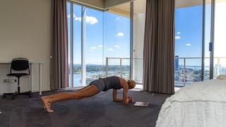 frau im zimmer