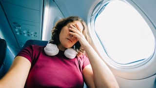 frau schlagen flugzeug