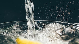Ein Glas mit Wasser