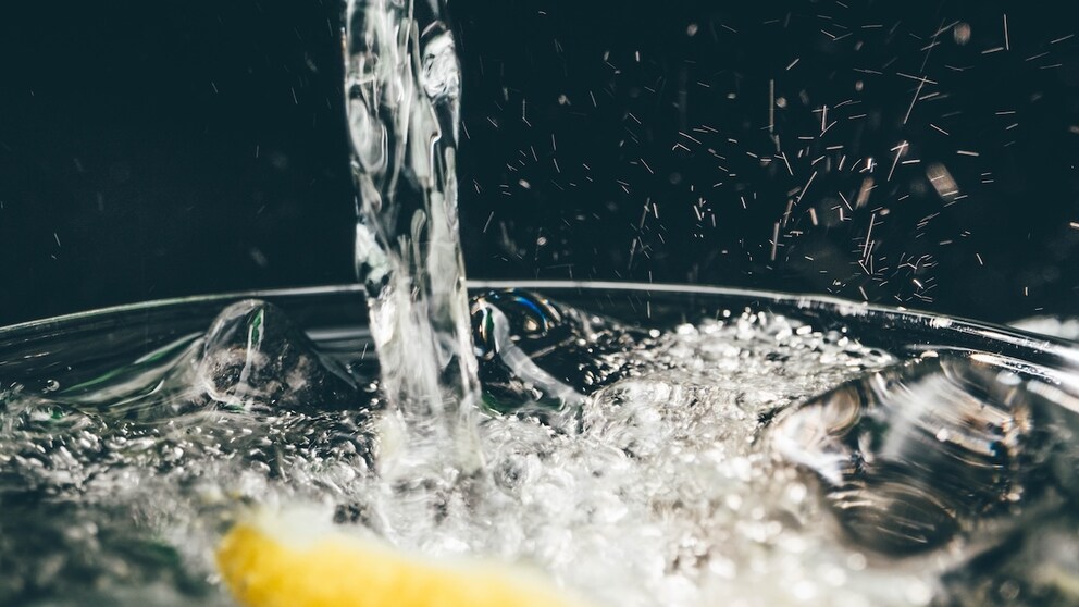 Ein Glas mit Wasser