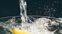 Ein Glas mit Wasser