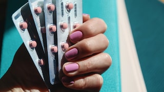 Verhütungsmittel im Kontext von Gehirntumoren untersucht: Frau hält Tabletten