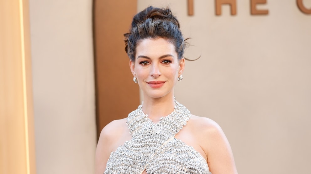 Anne Hathaway trägt Ganzkörper-UV-Schutzkleidung