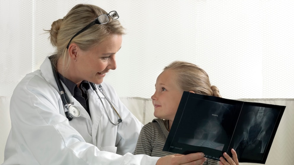 Das McCune-Albright-Syndrom wurde bei Mehmet Scholls Tochter diagnostiziert, die von ihren Leiden berichtet.