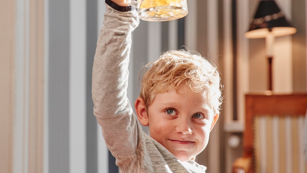 Kind hebt Bierkrug