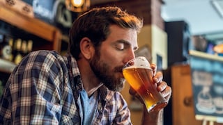 mann trinkt bier
