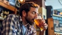 mann trinkt bier