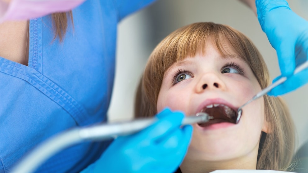 Kind mit Karies bekommt Behandlung mit Silberdiaminfluorid