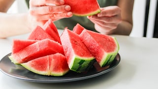 Der weiße Rand von Wassermelonen landet häufig samt Schale im Müll