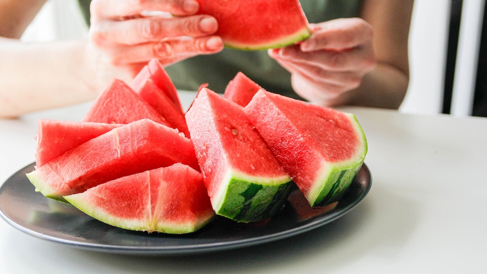 Der weiße Rand von Wassermelonen landet häufig samt Schale im Müll
