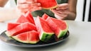 Der wei&szlig;e Rand von Wassermelonen landet h&auml;ufig samt Schale im M&uuml;ll