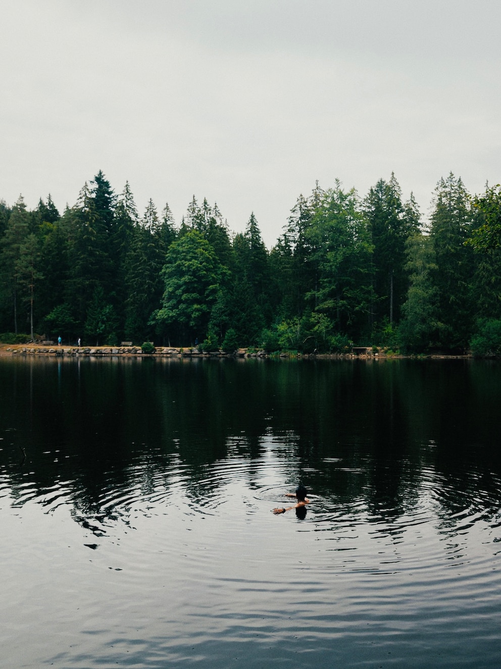 Einfach in den See springen, ohne sich Gedanken zu machen, ob die Uhr das aushält? Die Galaxy Watch Ultra2 macht es möglich. Die Smartwatch wurde genau für die Anforderungen von harten Outdoor-Workouts entwickelt.