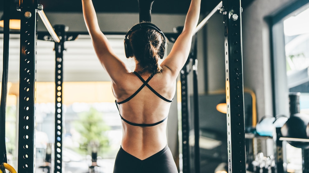 Personal Trainer Markus Bremen verrät den perfekten Klimmzug-Trainingsplan für Einsteiger, Fortgeschrittene und Profis