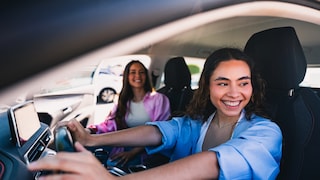 Beim Autofahren verarbeitet das Gehirn zahlreiche Reize. Eine Studie zeigt, wie Musikstreaming dabei mit Ablenkung zusammenhängen könnte.