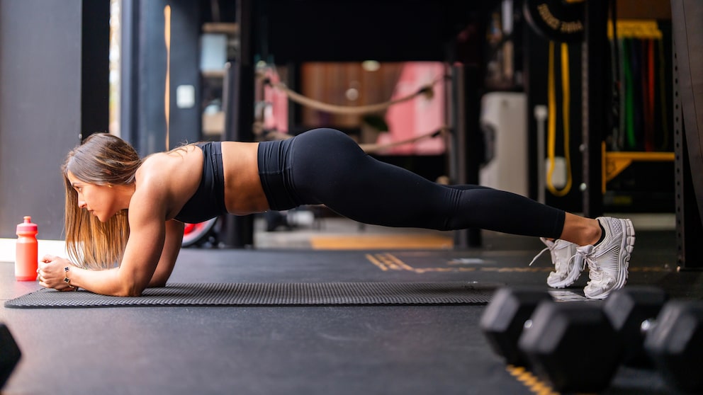 Planks sind unschlagbar, wenn es um effektives Bauch- und Rückentraining geht.