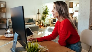 Für Menschen mit einem Bürojob gehört langes Sitzen zum Alltag. Doch wer täglich viele Stunden sitzt, kann damit seiner Gesundheit schaden – mitunter mit schwerwiegenden Folgen.