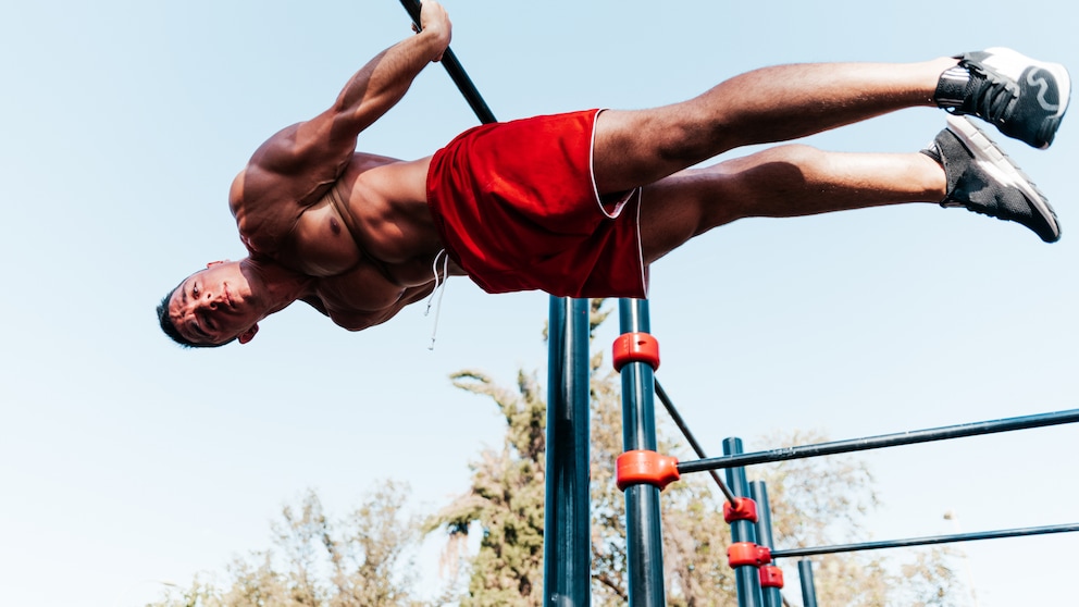 Calisthenics ist eine Trainingsform, bei der das eigene Körpergewicht als Widerstand genutzt wird und die auf natürlichen Bewegungsabläufen des Körpers basiert.
