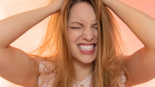 Bei Trichotillomanie reißen Betroffene wiederholt eigene Haare aus. Was hinter der psychischen Störung steckt und welche Promis betroffen sind.